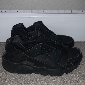 Nike Huaraches no laces size 7youth from a smoke free home.